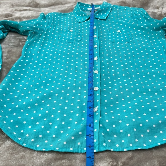 VanHeusan Studio blouse.  Fresh polka dots and nice pocket detail. - Picture 6 of 7